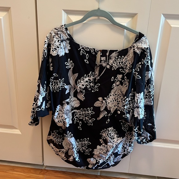 Cute top. Never worn. Tags not on it. Nice to wear to dinner or somewhere nice. - Picture 2 of 5